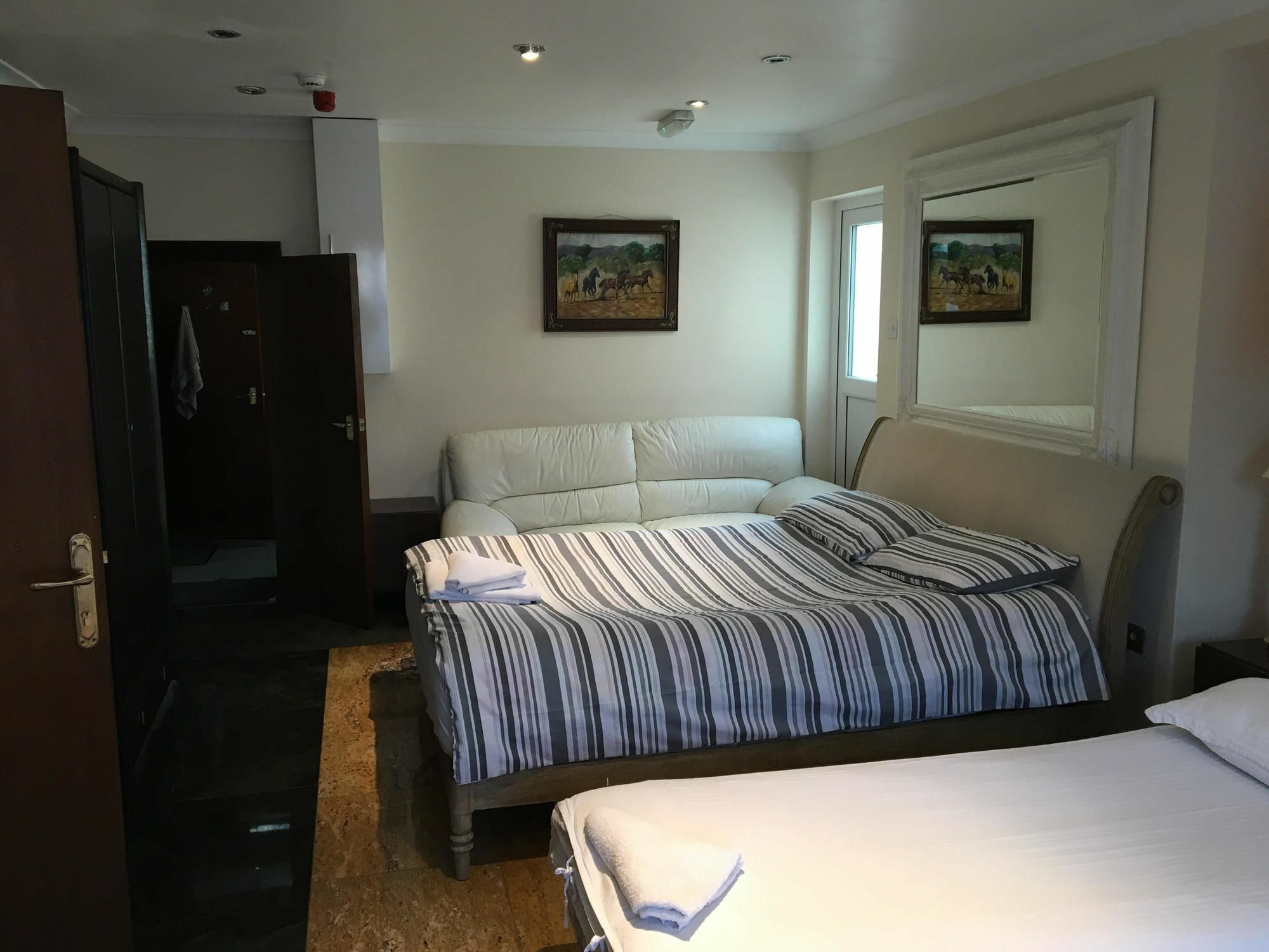 Aron Guest House Ealing Buitenkant foto